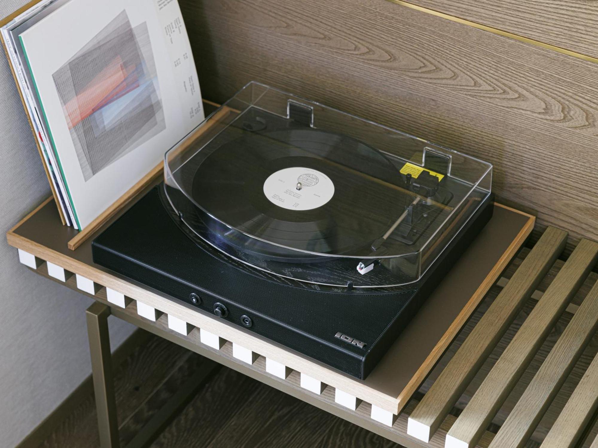 Good Nature Hotel Kjóto Pokoj fotografie A turntable