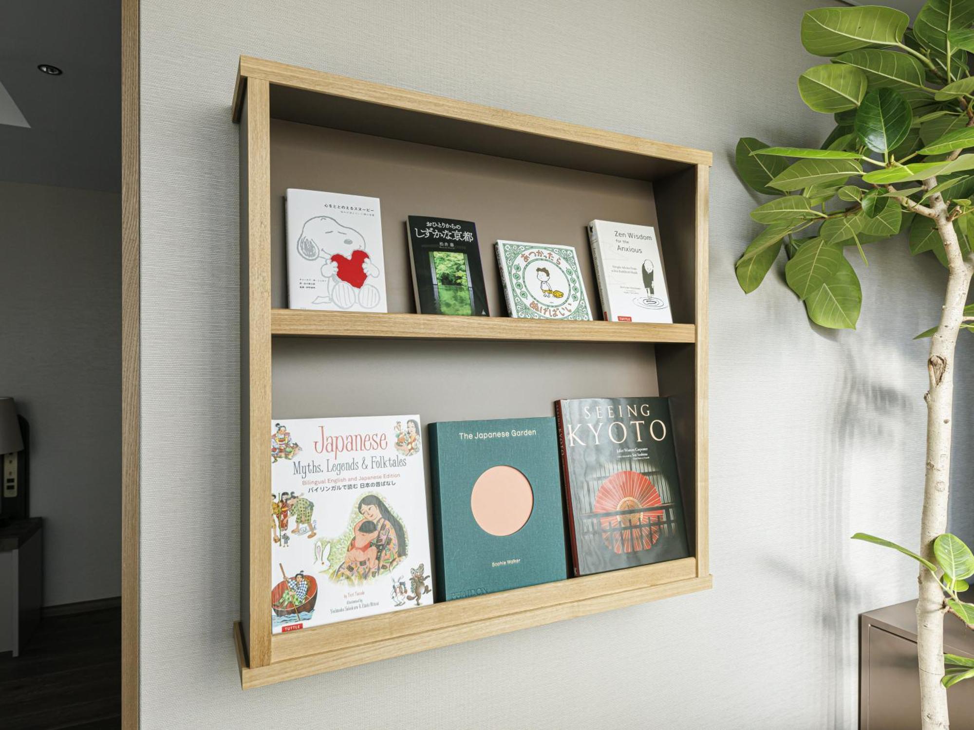 Good Nature Hotel Kjóto Pokoj fotografie A wall-mounted bookshelf