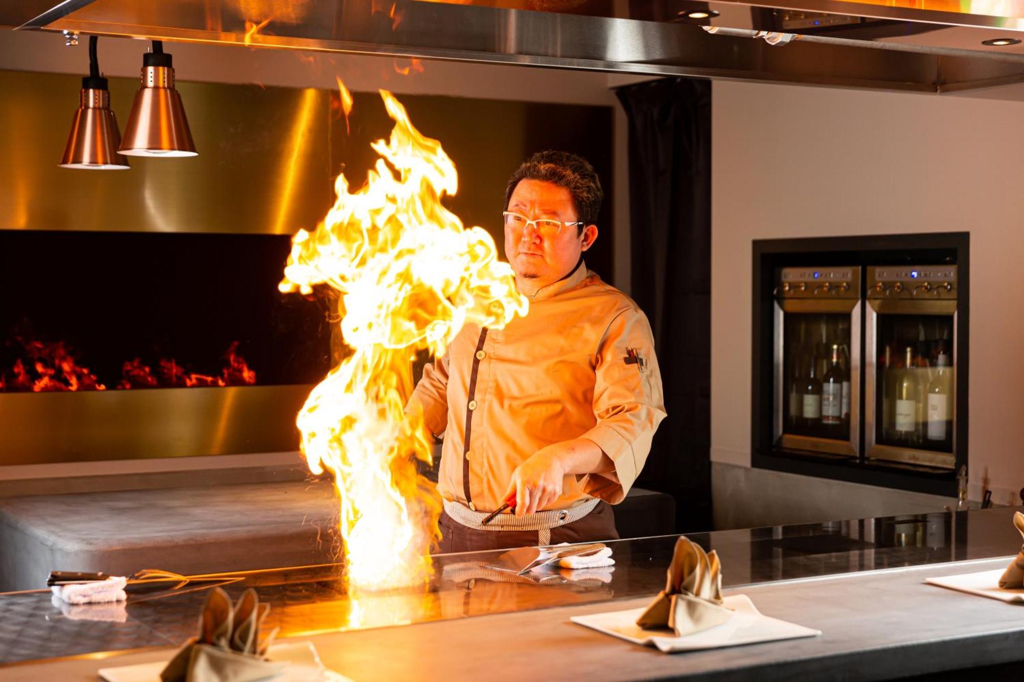 Good Nature Hotel Kjóto Exteriér fotografie A chef cooking with a flaming torch